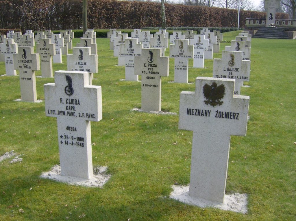 Żołnierskie mogiły na Polskim Honorowym Cmentarzu Wojskowym.