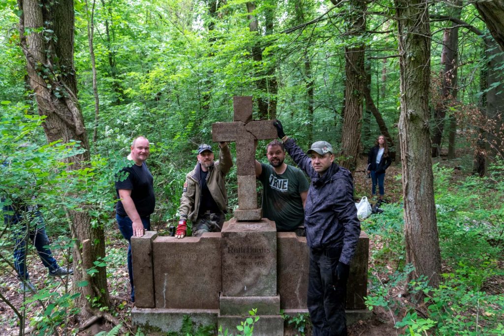 Rekonstrukcja zniszczonego nagrobka pastorów Jörn-Dordis na cmentarzu leśnym w Śmierdnicy-Jezierzycach (7 czerwca 2020 rok).